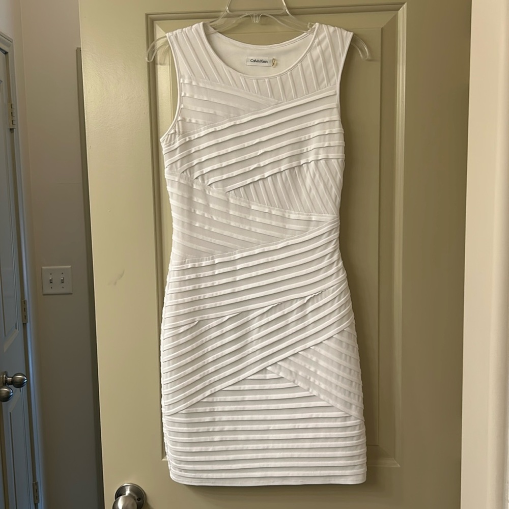 White Fitted Dress With Zig Zag Pattern - image 1